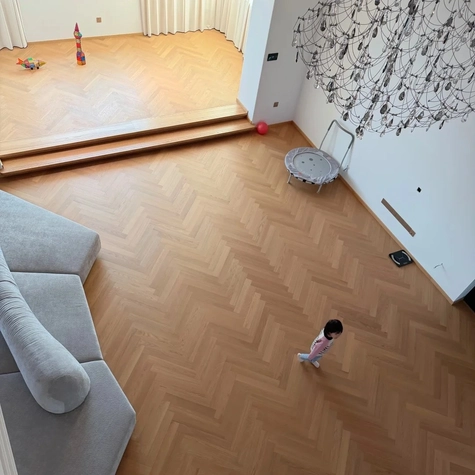 300 sqm of continuous herringbone floors