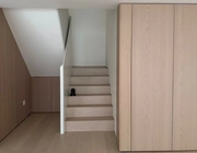 The stairs are paired with the floor, but it doesn't look very natural!