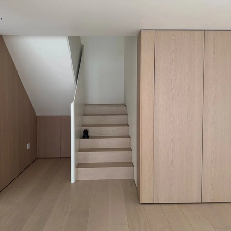 The stairs are paired with the floor, but it doesn't look very natural!